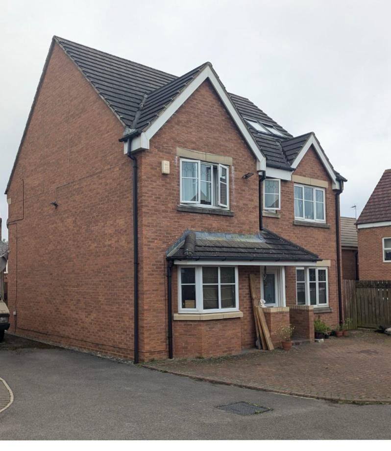 5 bedroom detached house for sale in Cleckheaton, West Yorkshire, BD19